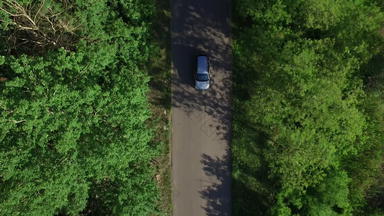 无人机视图车移动高速公路路过去的夏天森林农村
